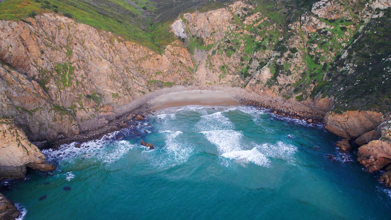 海浪撞击岩石的鸟瞰图视频素材