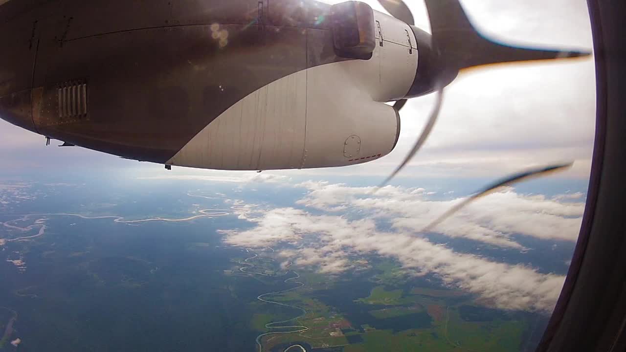 飞机在云层上飞翔视频素材
