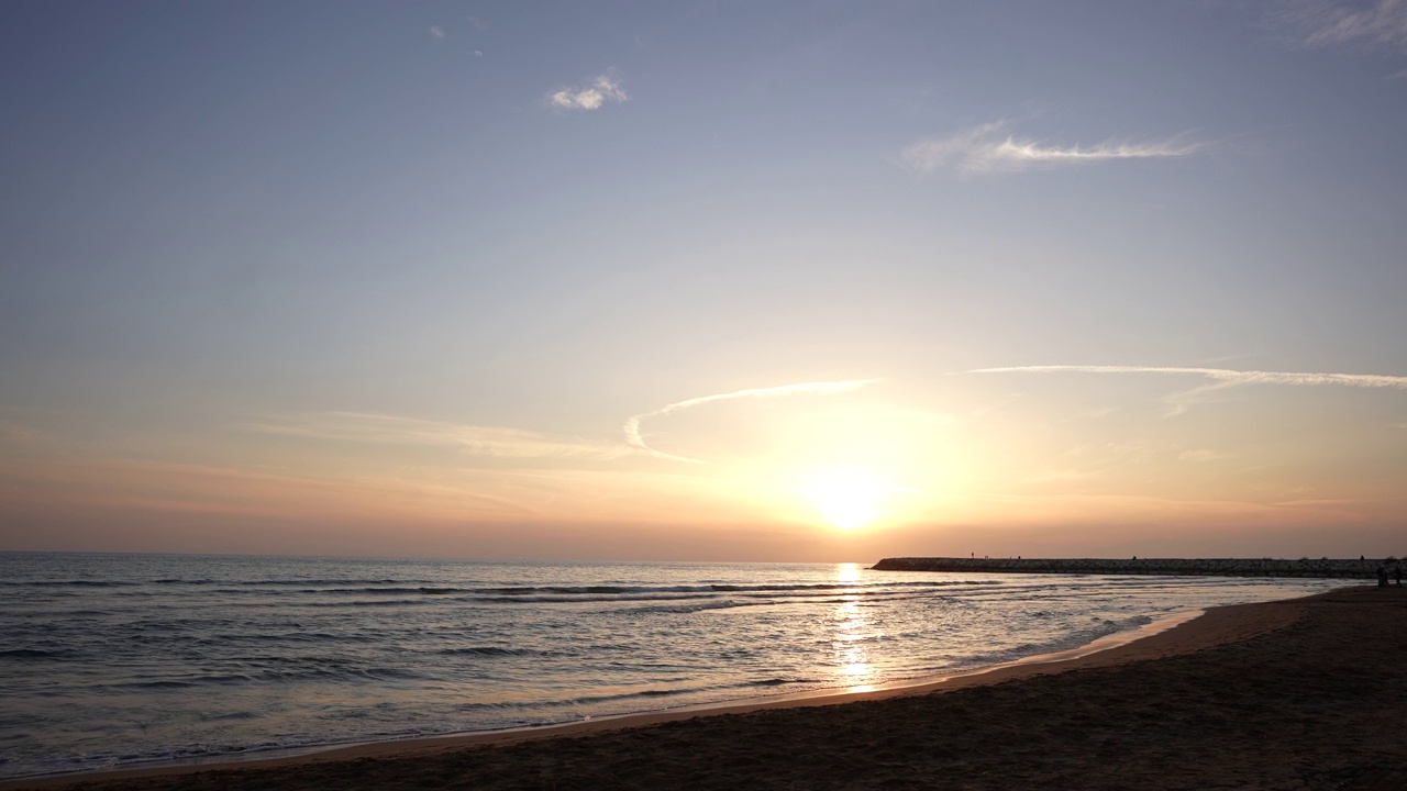 地中海上美丽多彩的日落。视频下载