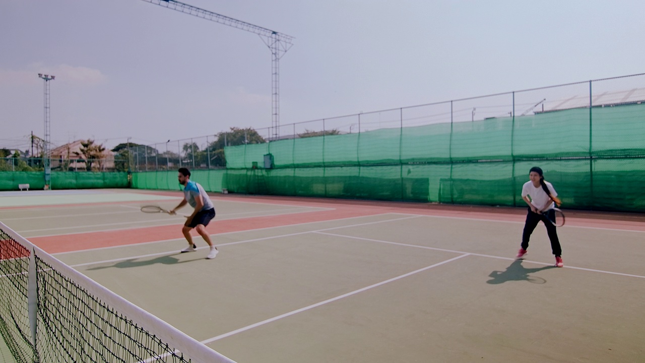 业余网球双打截击慢动作动态镜头。视频下载