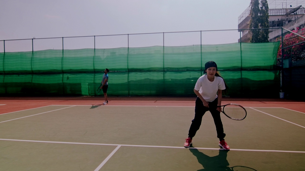 业余网球双打的慢动作。准备好服务。视频下载