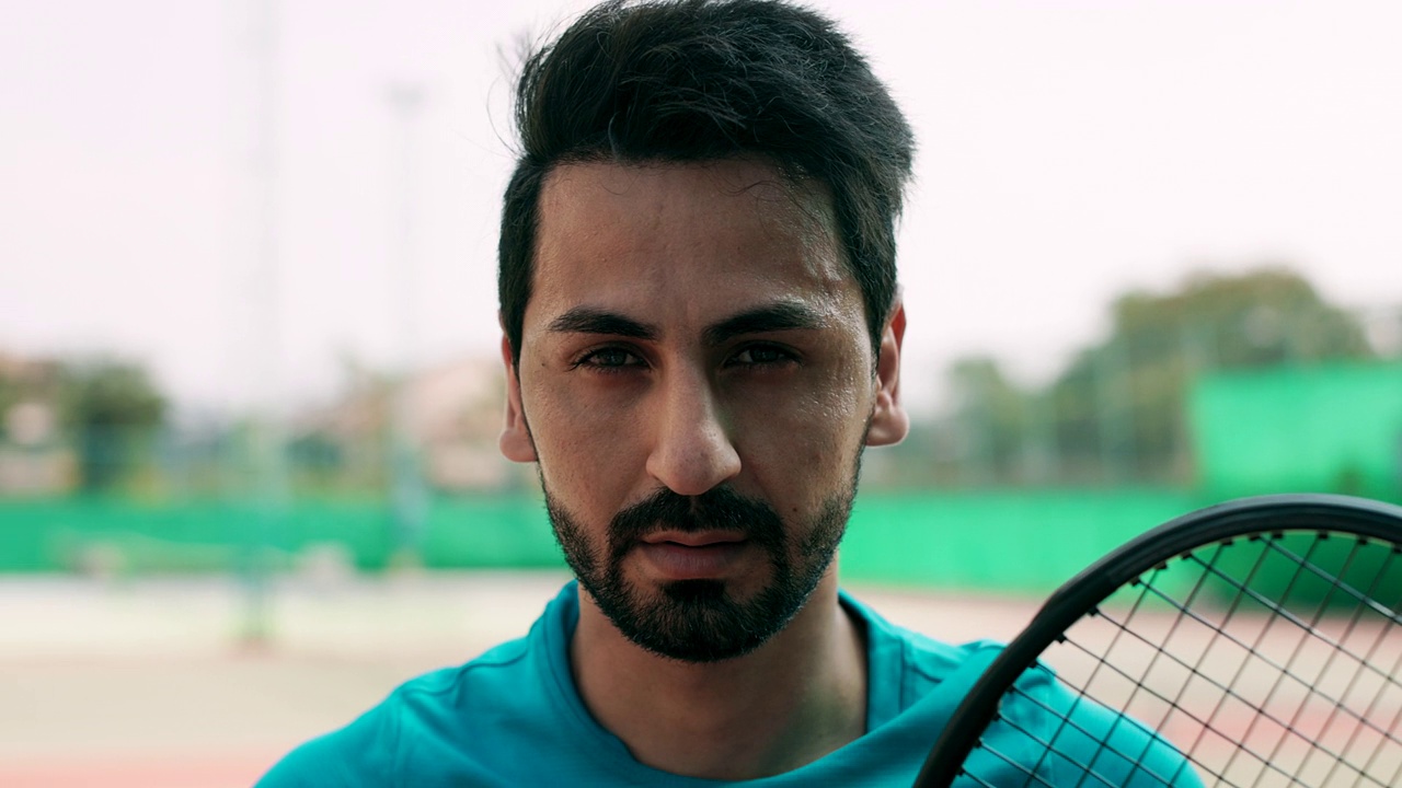 中东男子在网球场的肖像。视频下载