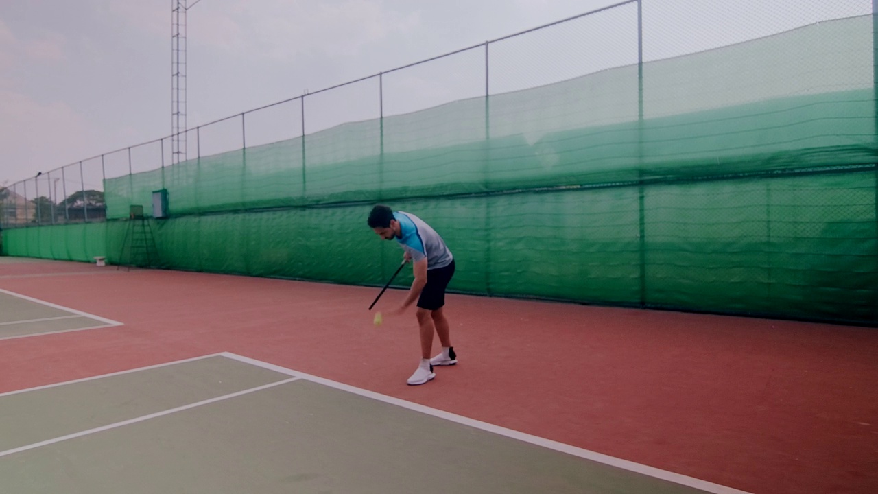 中东男子打网球的慢镜头。轨道。视频下载