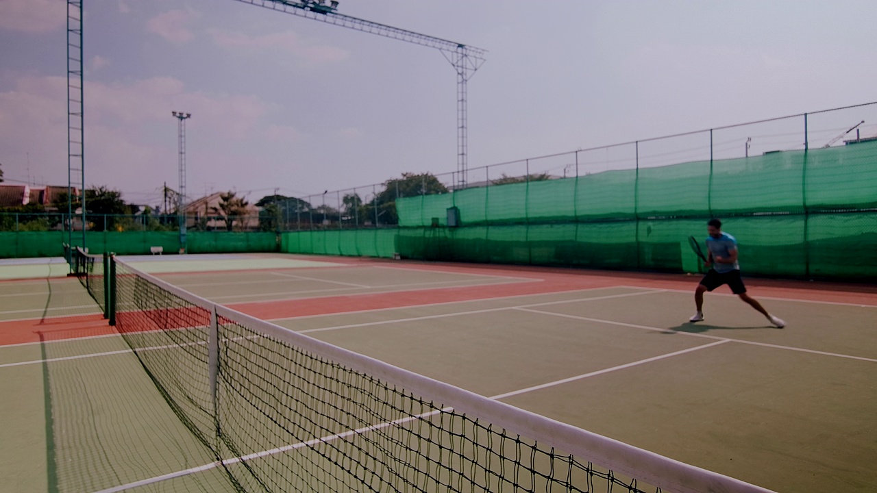慢动作镜头中东男子赢得网球比赛，成功。视频下载
