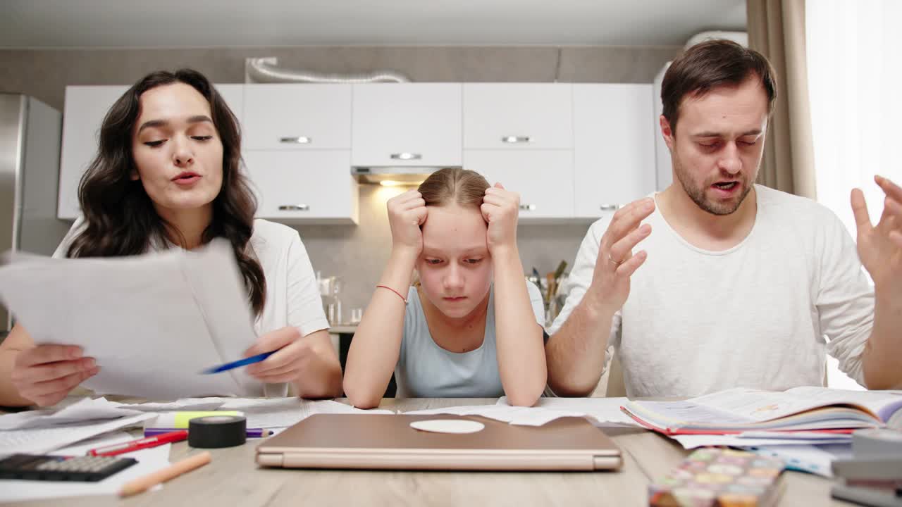 恼怒的父母帮女儿做作业视频下载