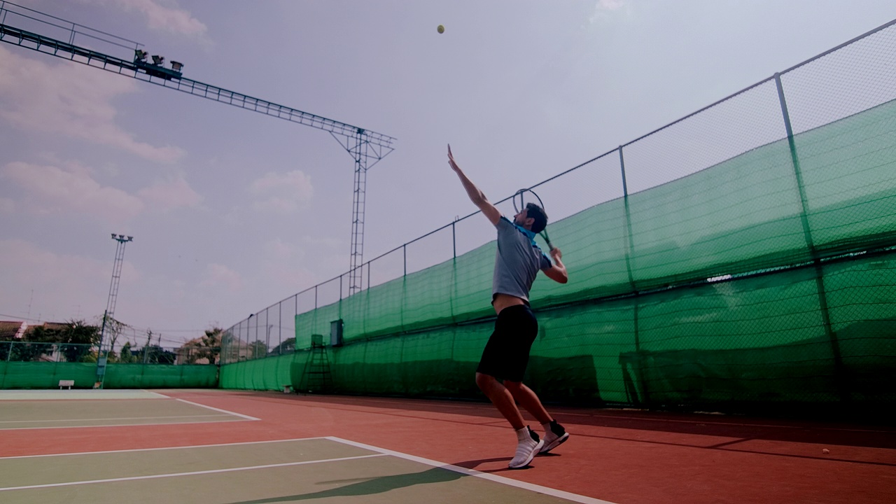 中东男子打网球的慢镜头。射门得分，获胜，庆祝。视频下载