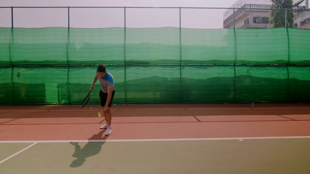 业余网球双打即将发球的慢动作动态镜头。视频下载
