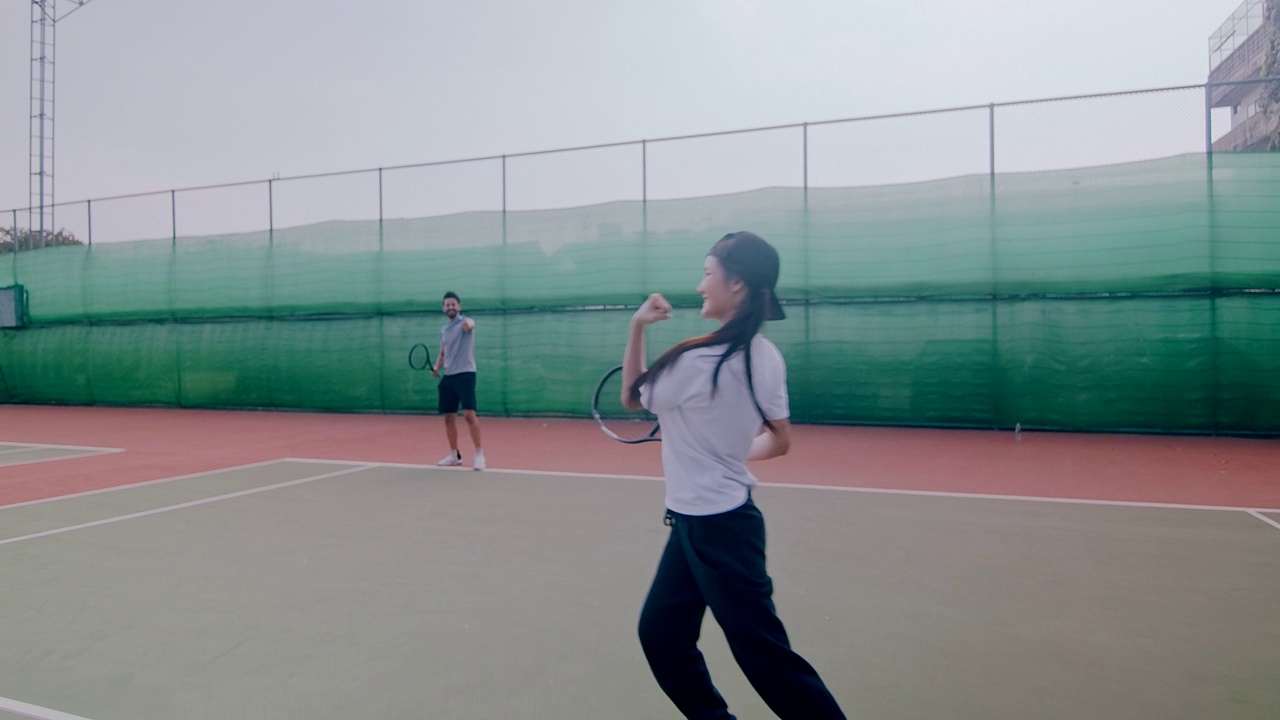 业余网球双打在网球发球中的慢动作动态镜头。放大。视频下载