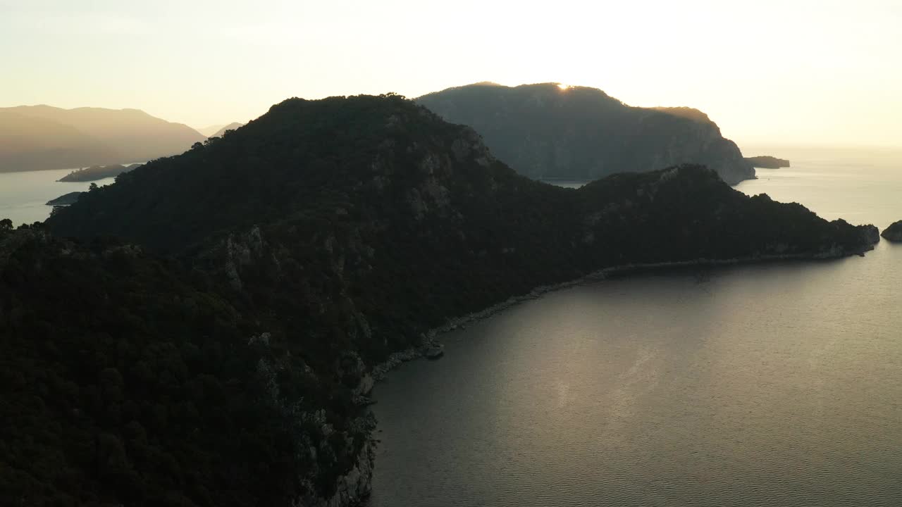 土耳其日出时的岩石海岸，鸟瞰图。在海上度假视频下载