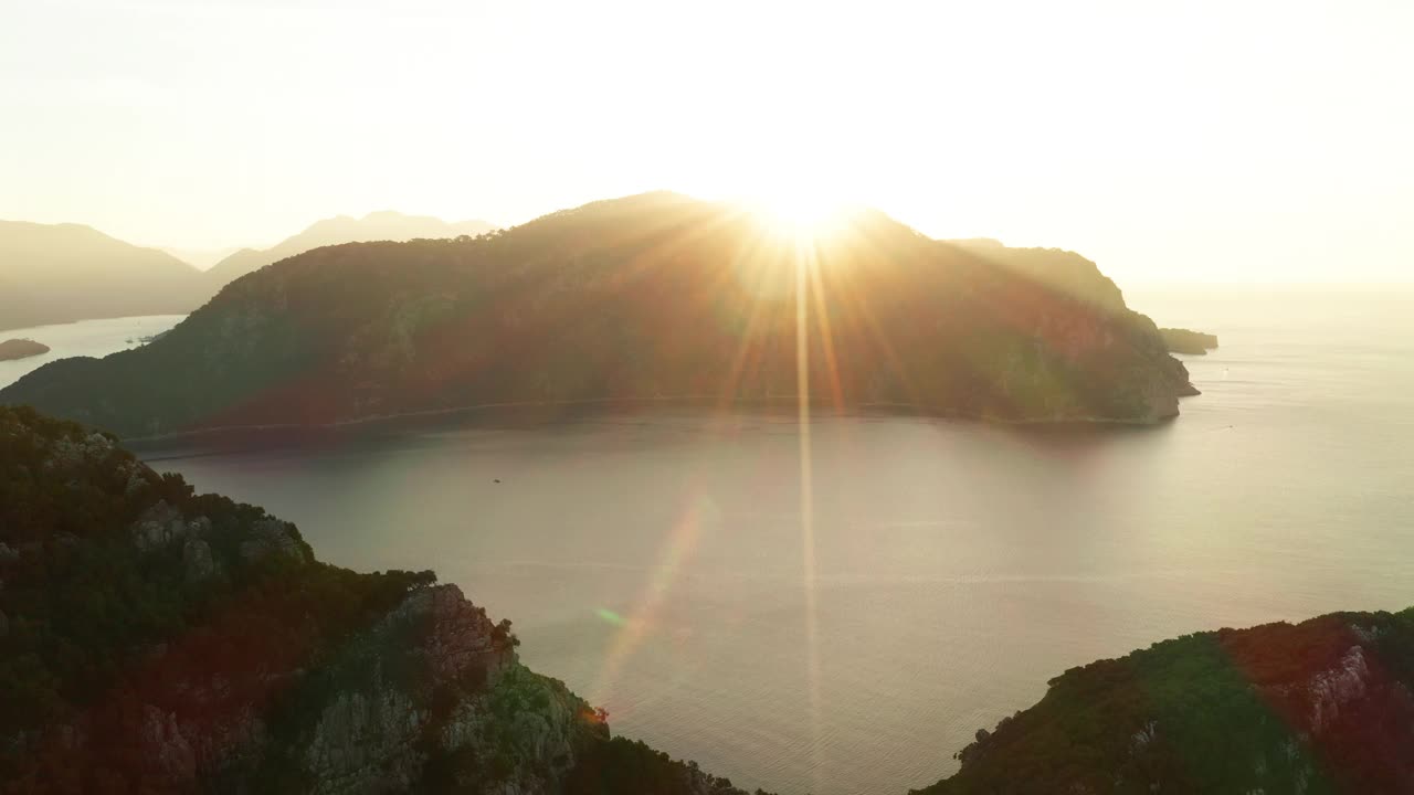 土耳其日出时的岩石海岸，鸟瞰图。在海上度假视频素材