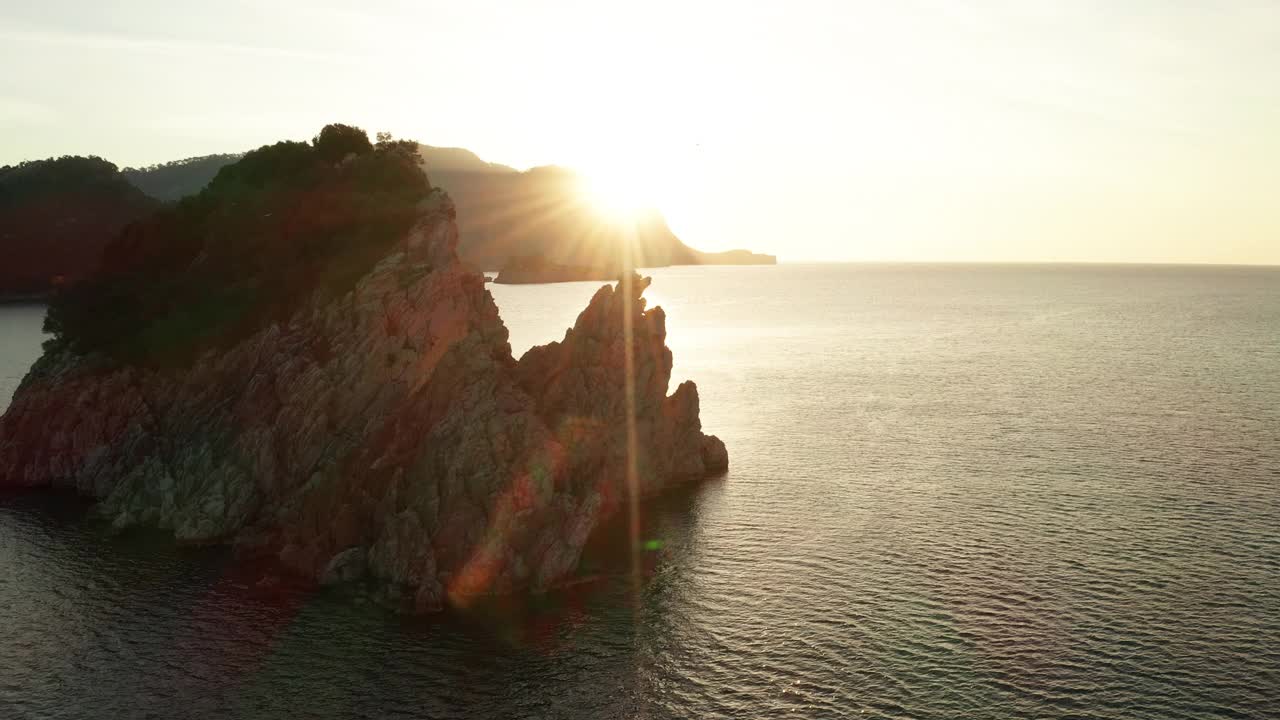 土耳其日出时的岩石海岸，鸟瞰图。在海上度假视频下载