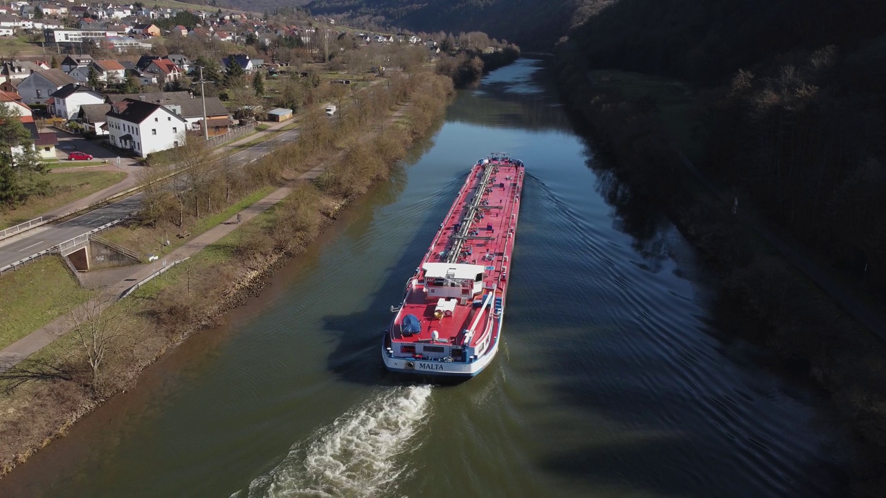 德国萨尔河上的油轮视频下载