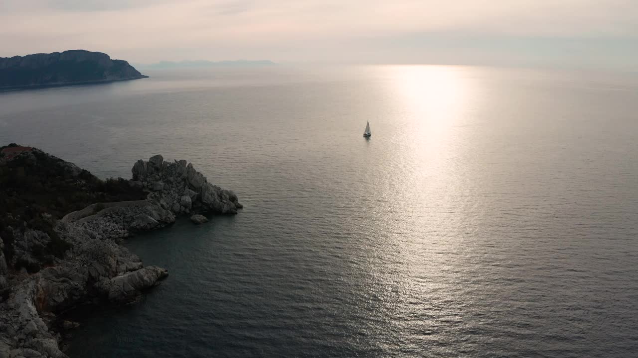 日落时分，土耳其岩石海岸附近的一艘游艇。游艇，海上豪华度假视频素材