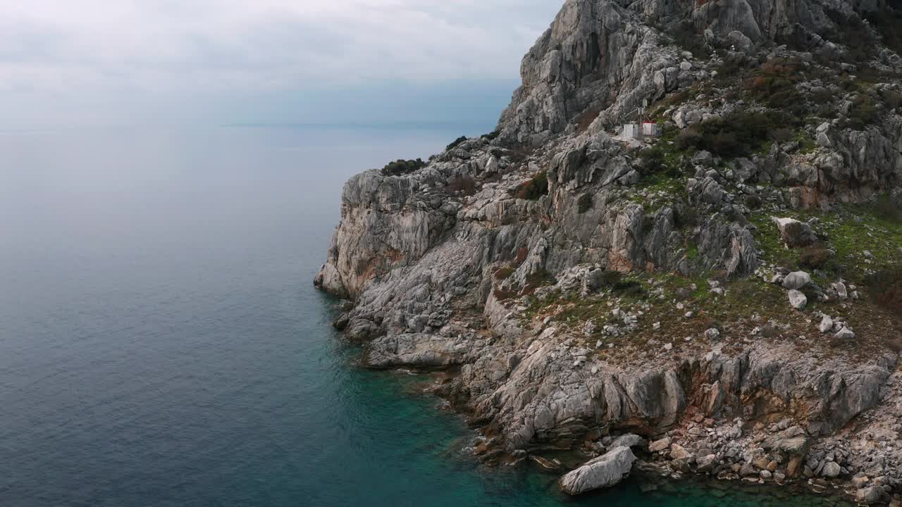 土耳其岩石海岸的全景鸟瞰图。在海上度假视频素材