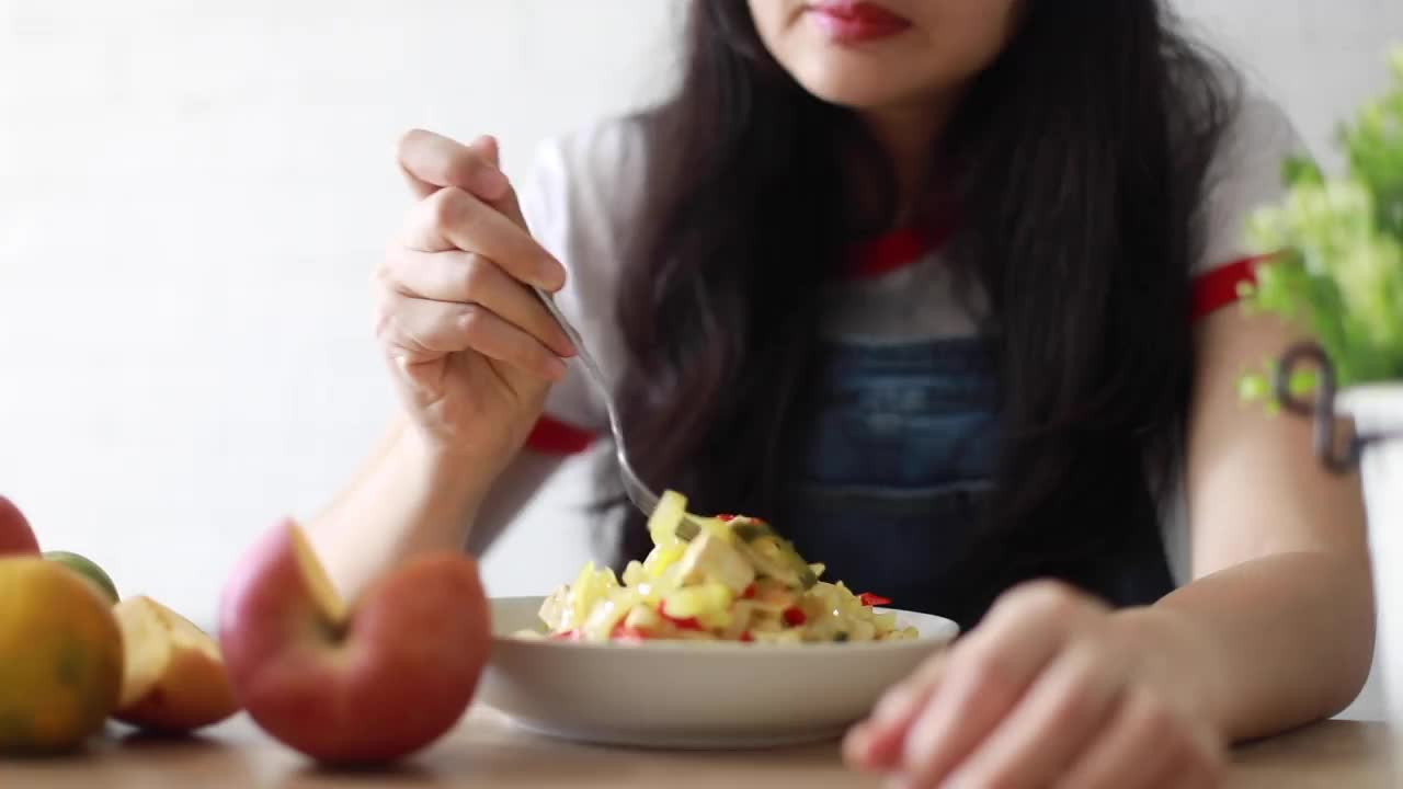 年轻女子在家吃素食视频素材