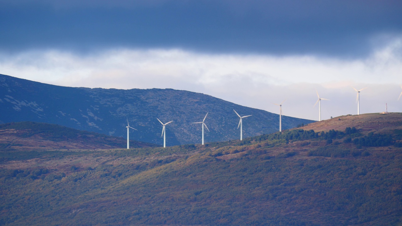 西班牙山上的风力涡轮机视频下载