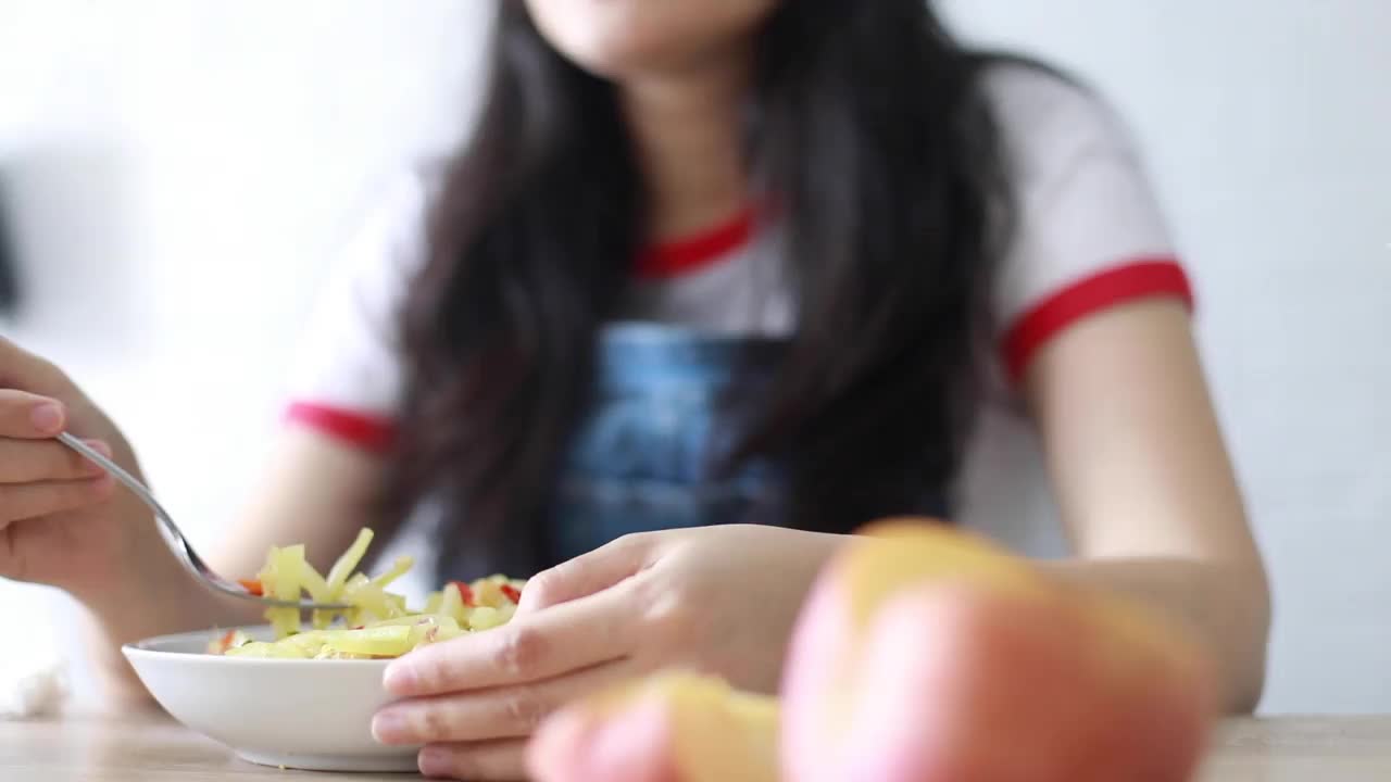 年轻女子在家吃素食视频素材