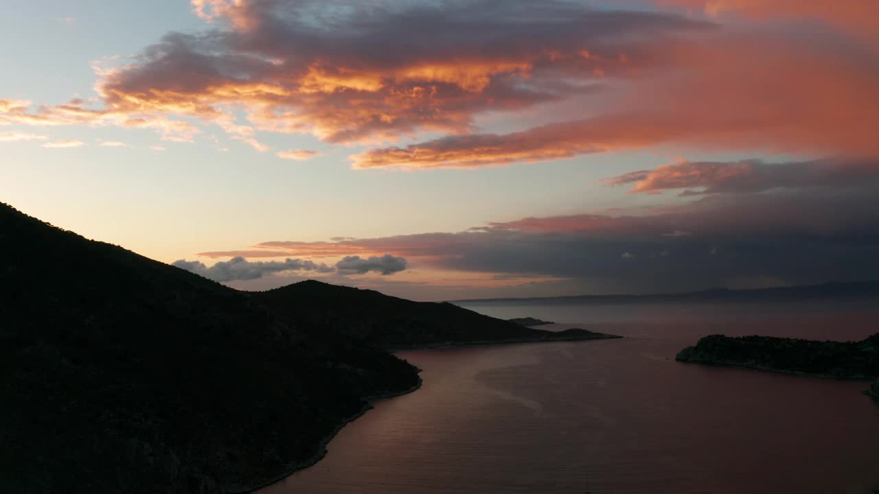 土耳其Bozukkale海湾的鸟瞰图。爱琴海的岩石海岸视频下载
