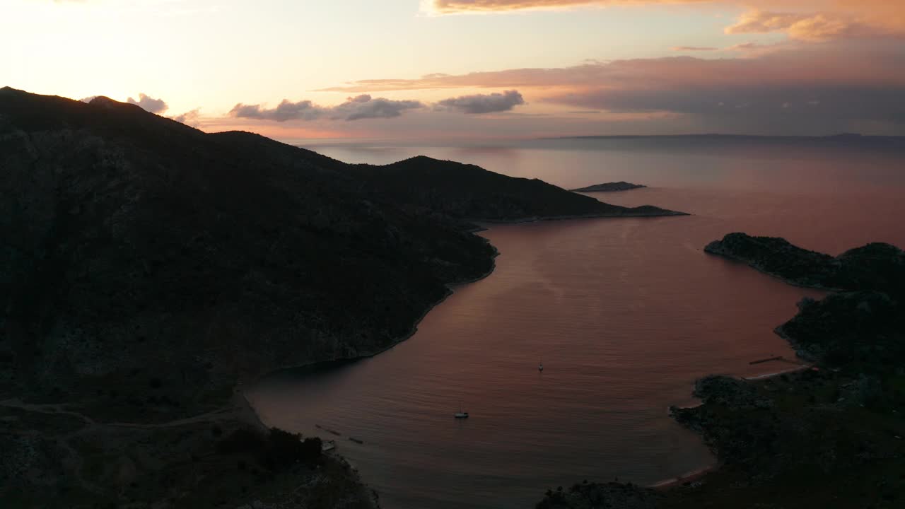 土耳其Bozukkale海湾的鸟瞰图。爱琴海的岩石海岸视频下载