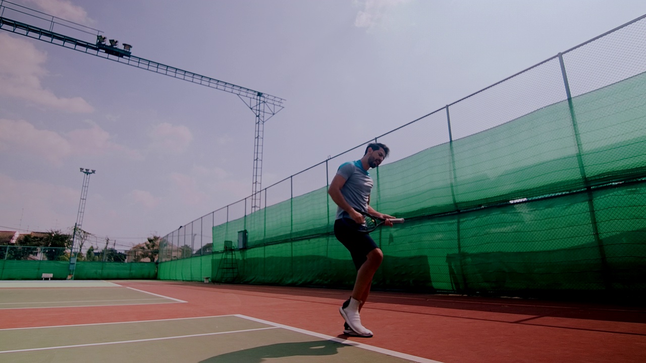 中东男子打网球的慢镜头。射手，胜利和舞蹈。视频下载