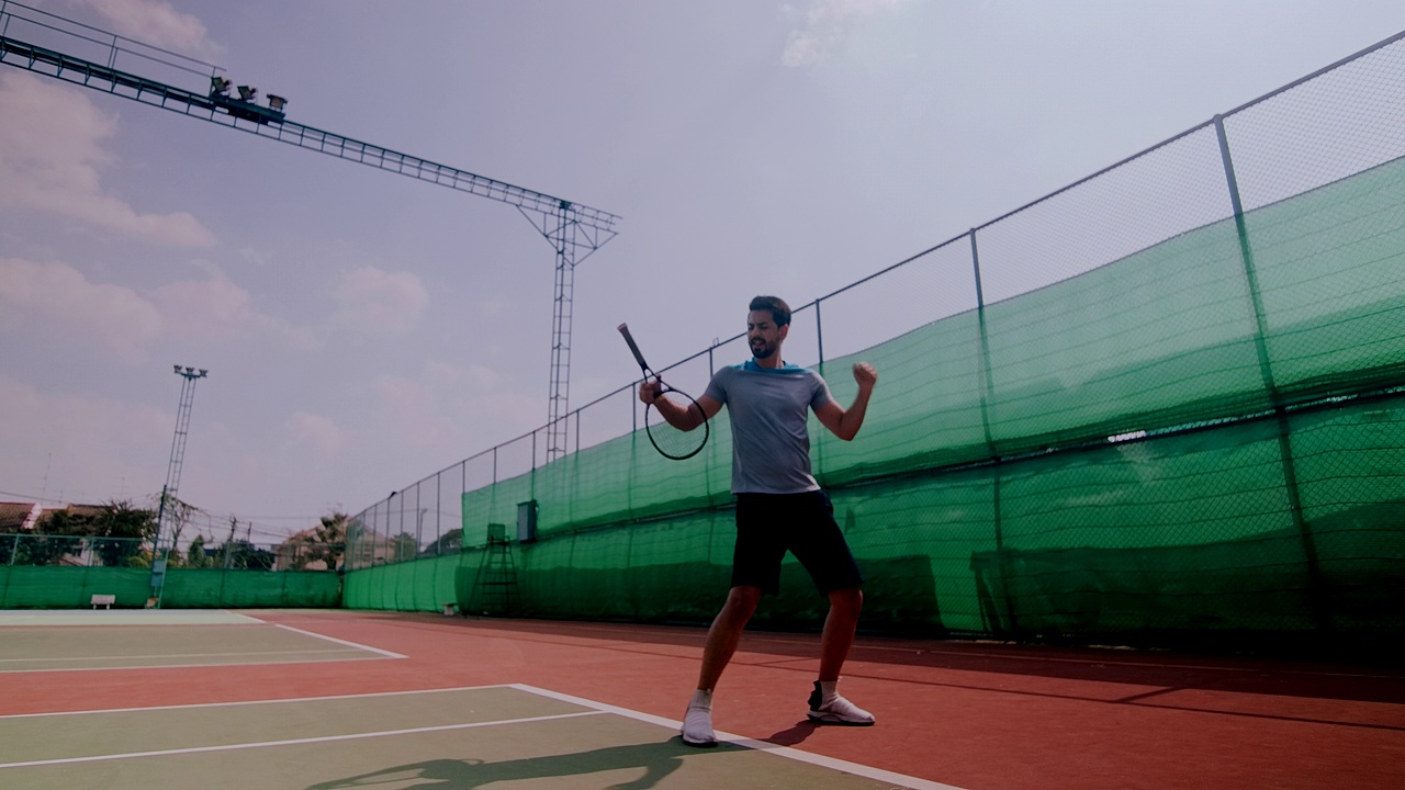 中东男子在网球比赛中跳舞获胜的慢镜头。视频下载