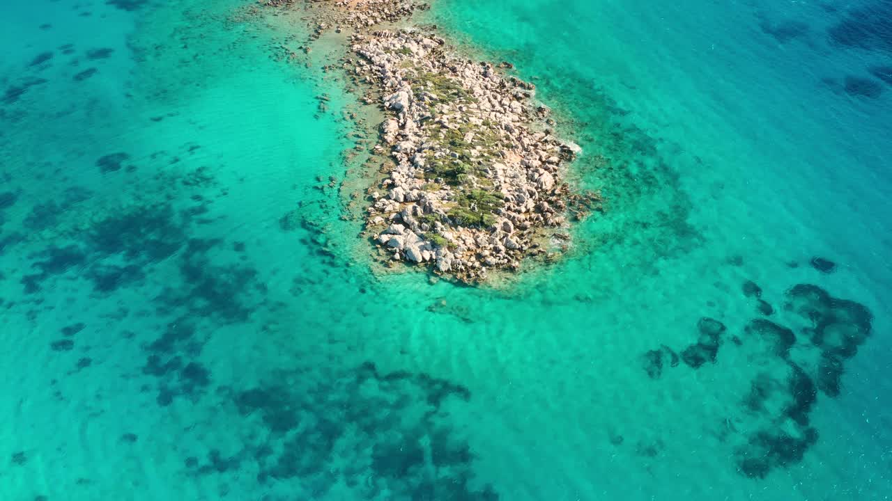 蓝色海面上的双体游艇的鸟瞰图。游艇，海上豪华度假。在加勒比海划船视频下载