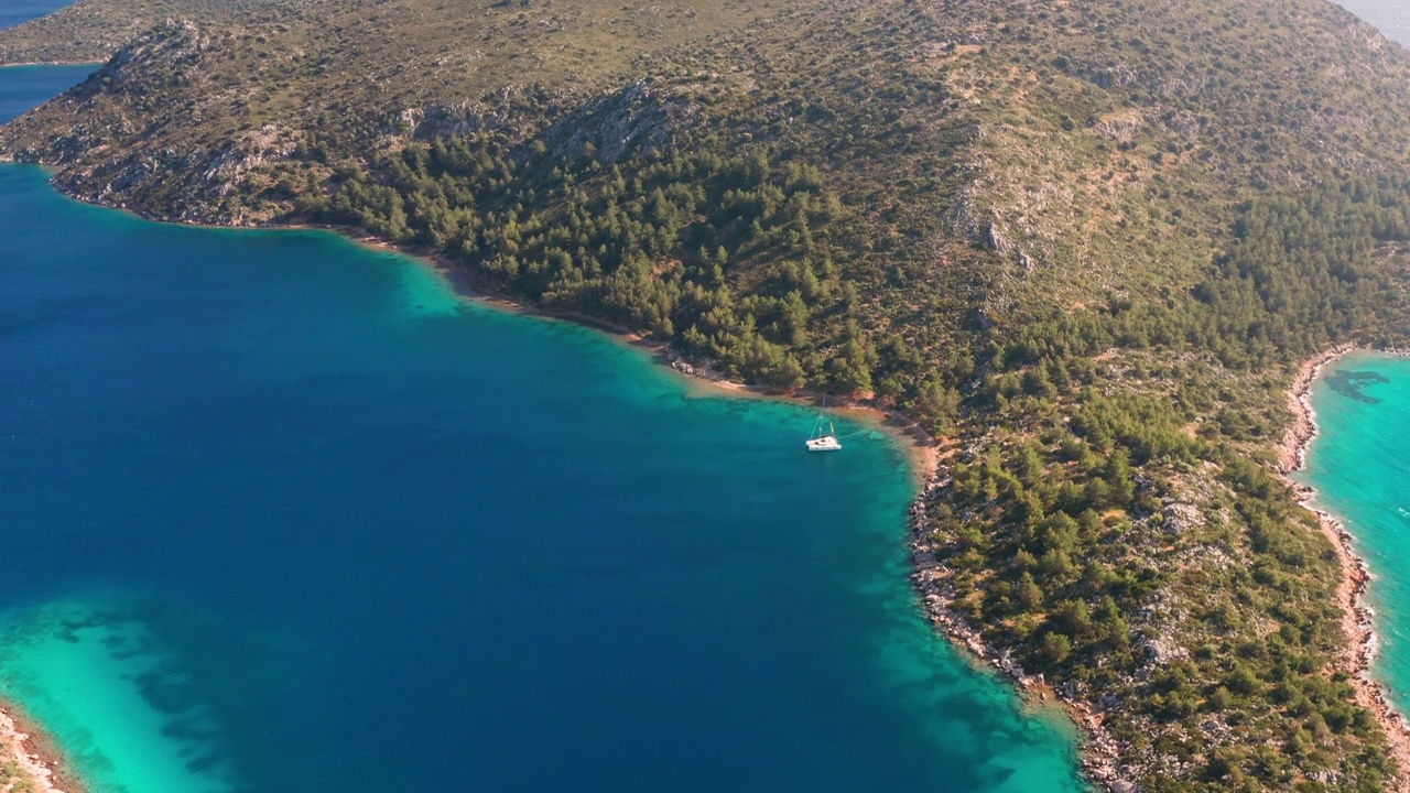 蓝色海面上的双体游艇的鸟瞰图。游艇，海上豪华度假。在加勒比海划船视频下载