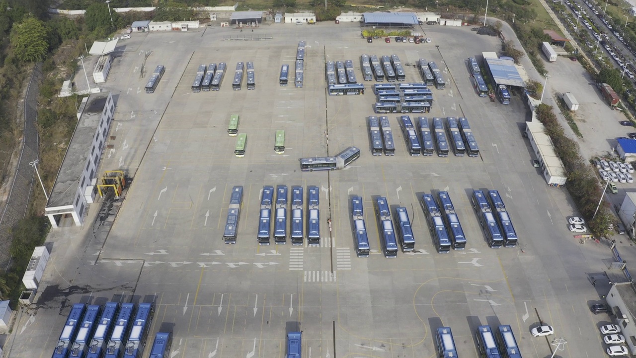 新能源电动巴士停车场头顶照视频素材