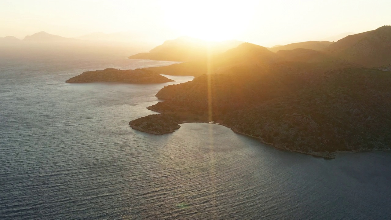 土耳其岩石海岸的全景鸟瞰图。在海上度假视频下载