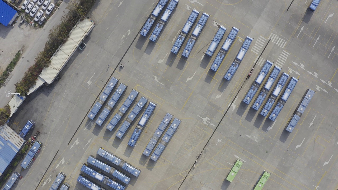 新能源电动巴士停车场头顶照视频素材