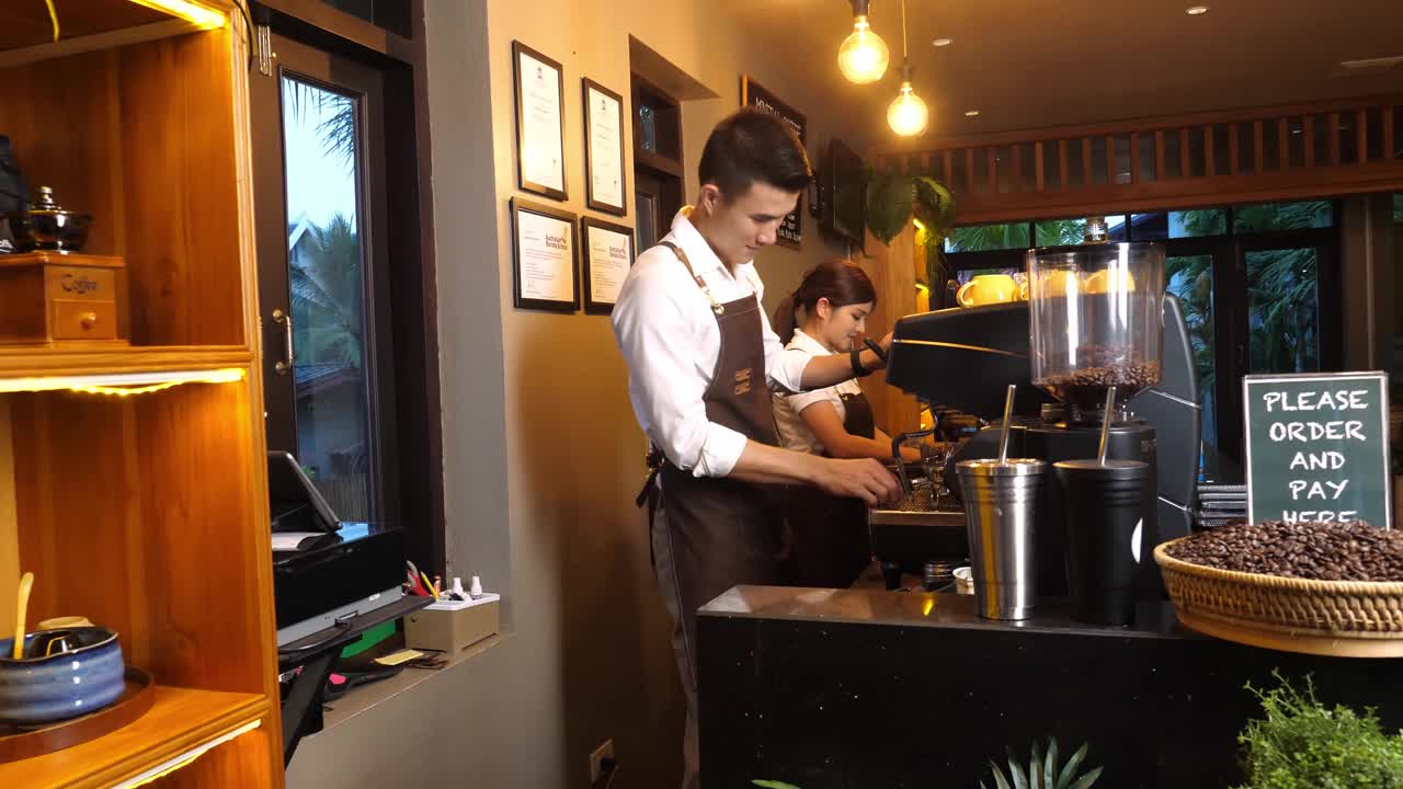 亚洲咖啡师准备咖啡工作单视频下载