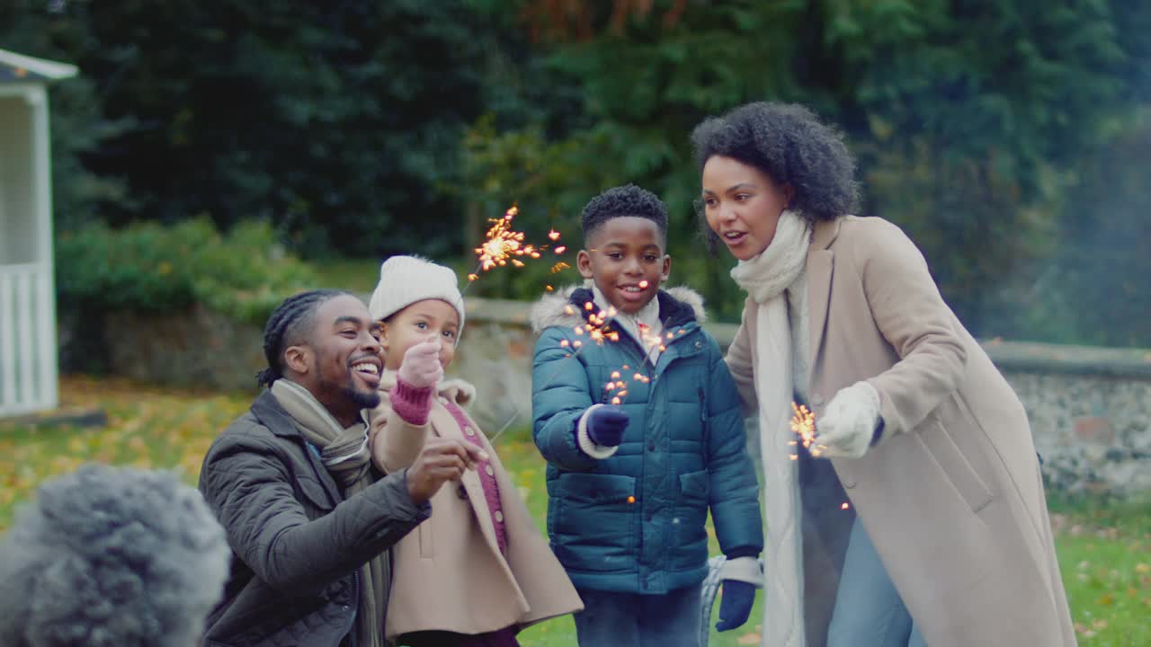 一家人在家里的秋季花园玩焰火视频下载