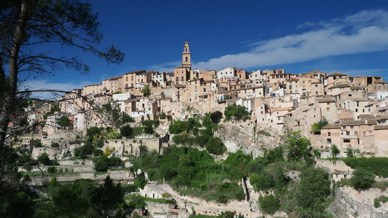 这是一个中世纪的小镇，房屋堆积在山上，小镇名叫Bocairent。视频素材