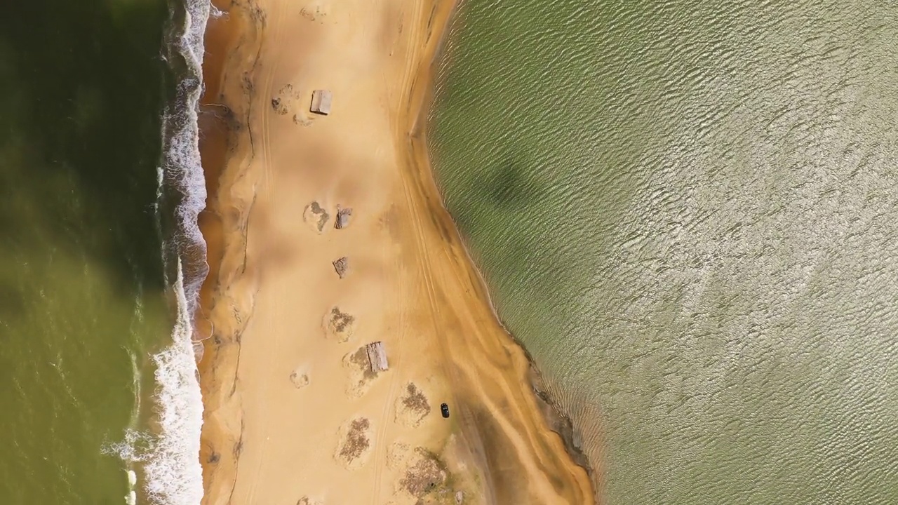 沙滩和海浪拍打着海洋视频下载