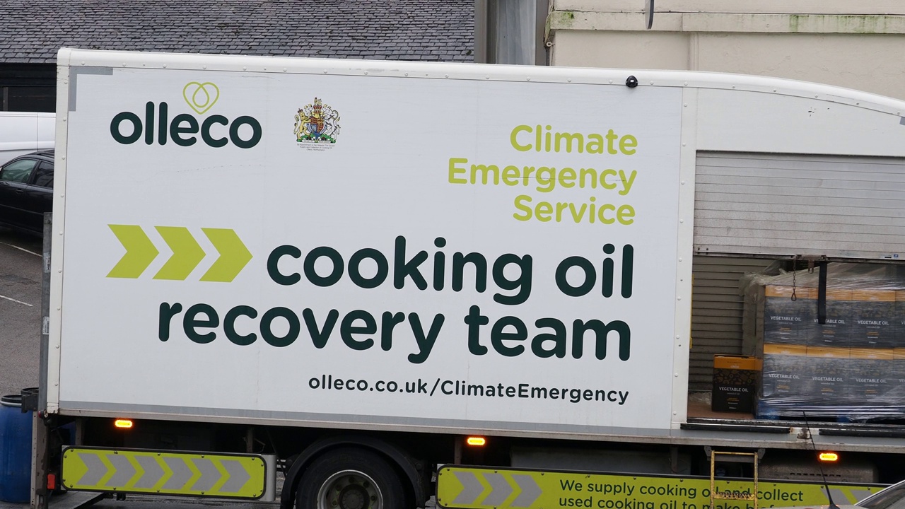 在英国湖区安布尔塞德，一辆回收废弃食用油的卡车。视频下载