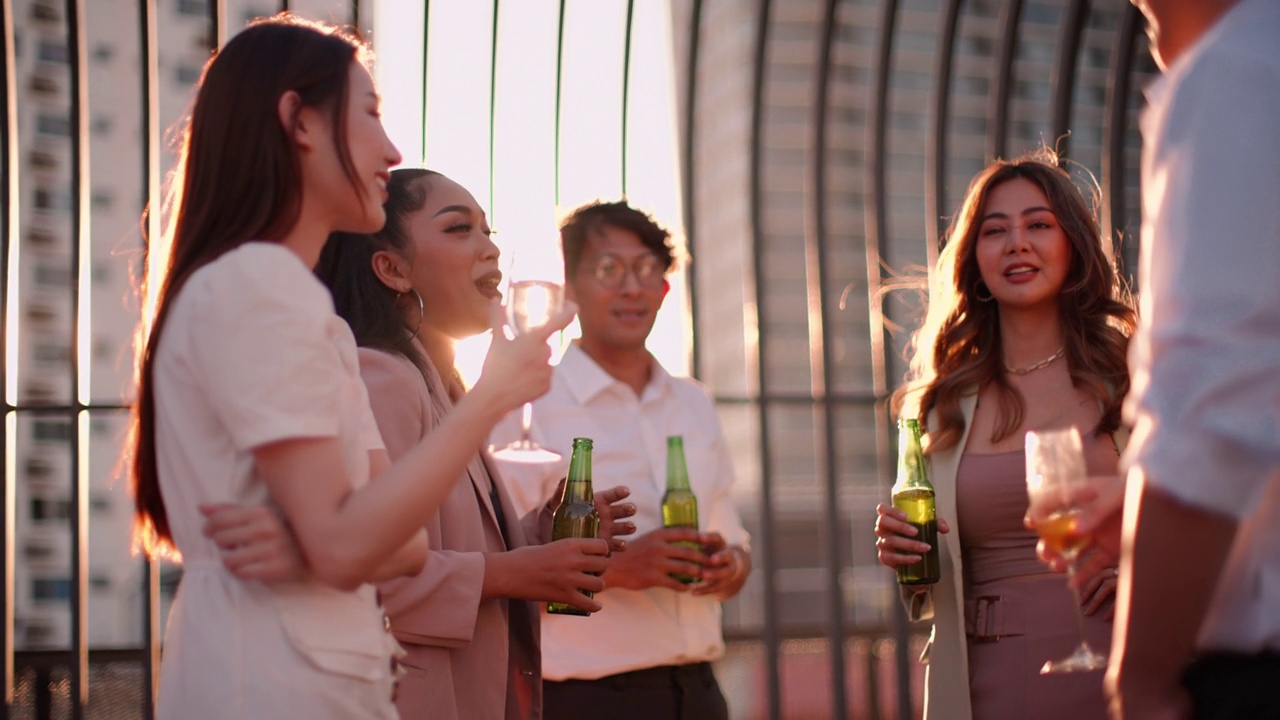 多元化和快乐的亚洲商务人士庆祝员工的成就派对在包容性的工作场所办公空间的屋顶阳光视频下载