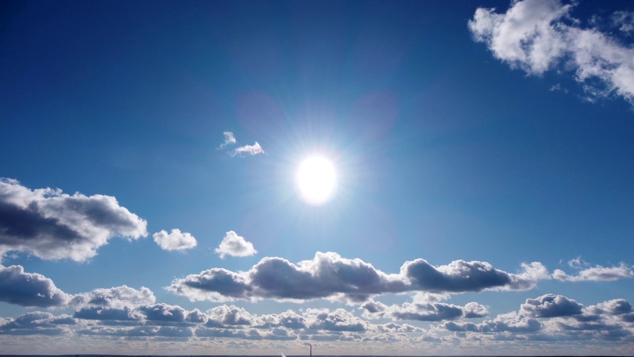 风景太阳在蓝天下与移动的云视频下载