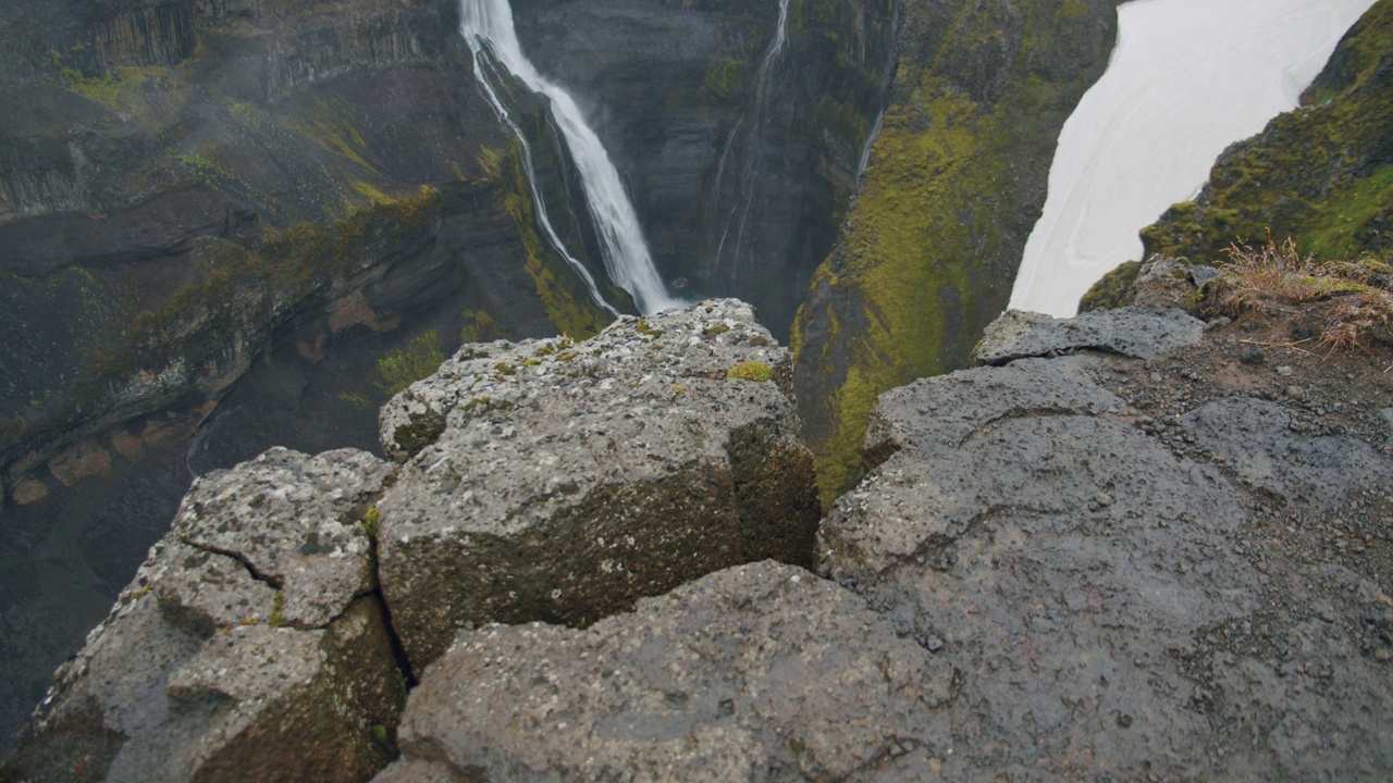 冰岛高地海弗斯瀑布边缘的悬崖峭壁视频素材