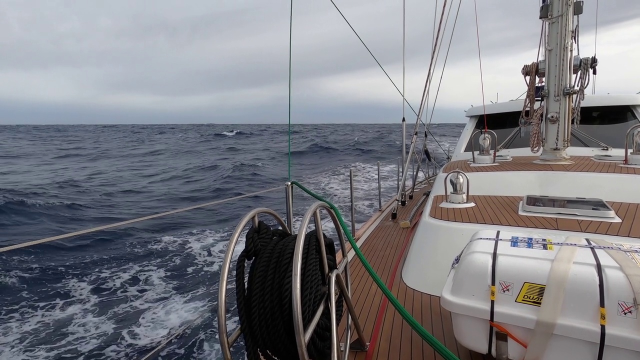 一艘前往南极洲的游艇在德雷克海峡遭遇风暴。视频素材