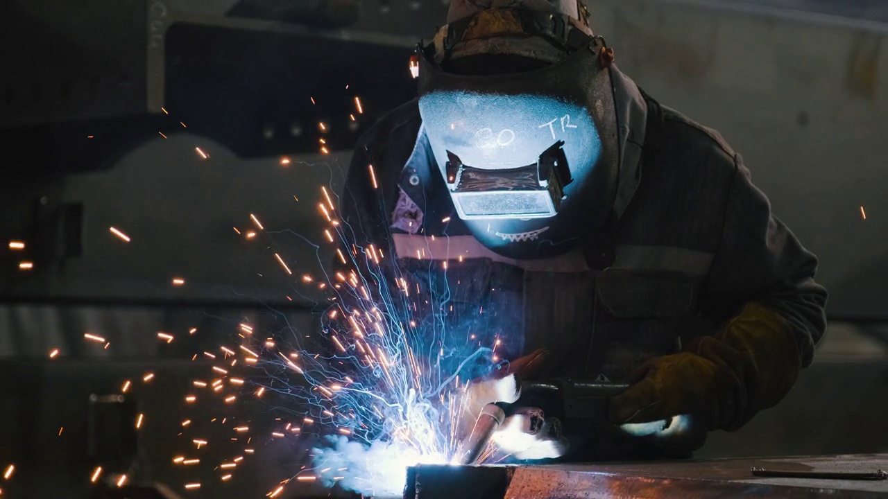 工业焊机用焊枪在大厅内焊接金属型材视频素材