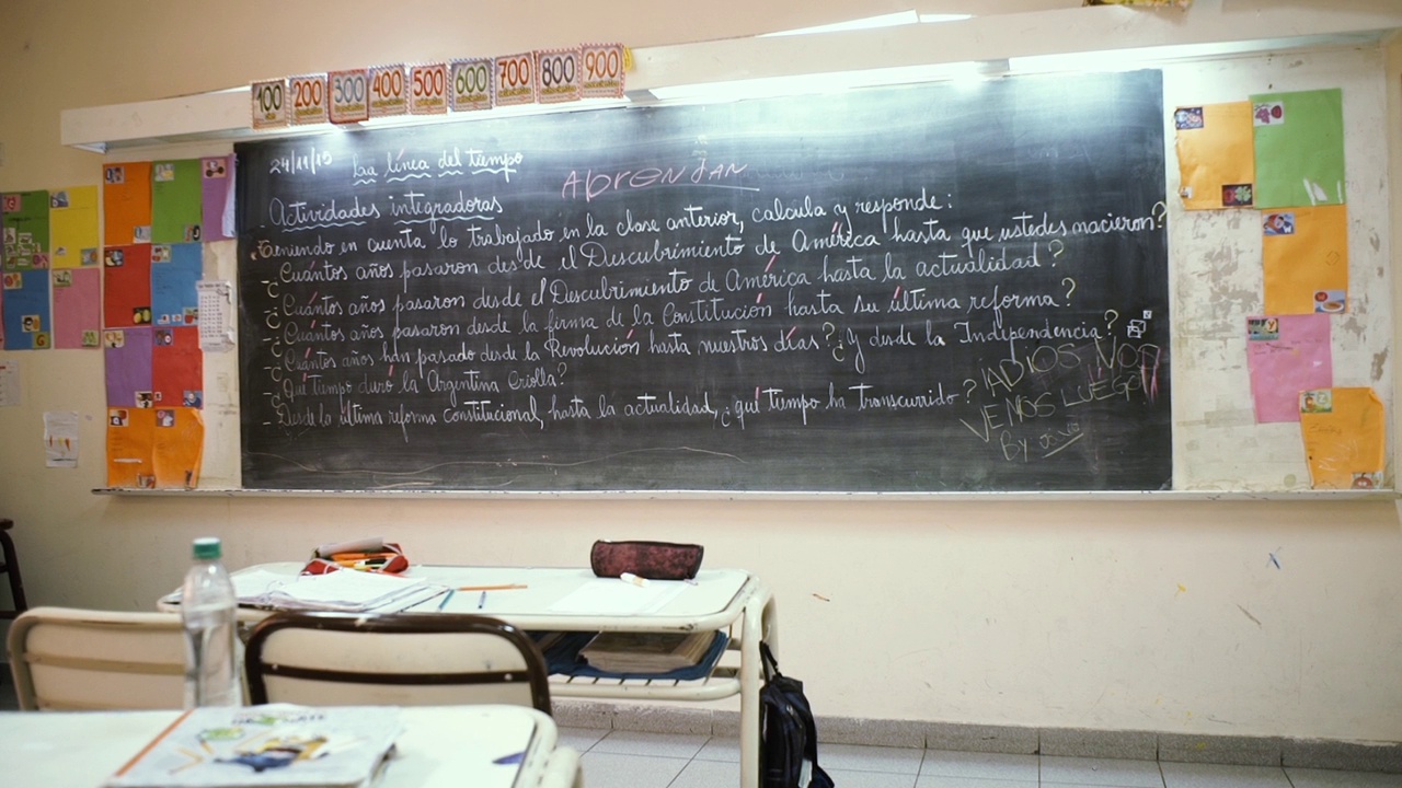 冠状病毒大流行期间，阿根廷布宜诺斯艾利斯一所公立学校的空教室。放大。视频素材