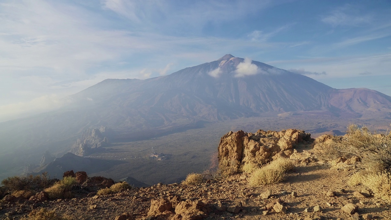 一个人走在山路上，后视镜。火山景观视频素材