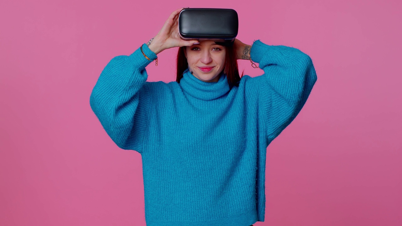 女孩使用虚拟现实未来技术VR头盔玩模拟3D视频游戏视频下载