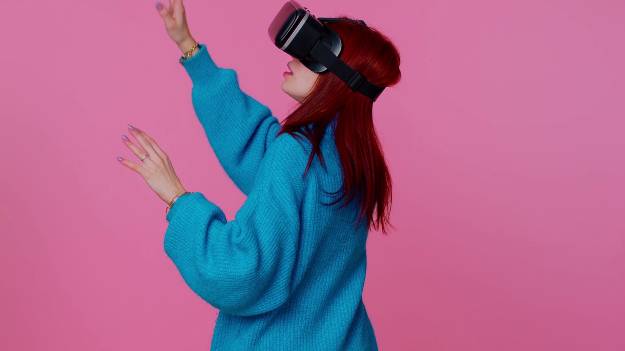女孩使用虚拟现实未来技术VR头盔玩模拟3D视频游戏视频下载