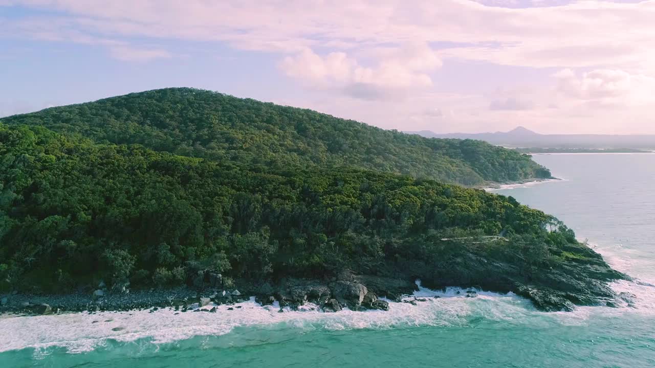 一个美丽的空中/无人机拍摄的原始热带海滩天堂，与水晶清澈的绿松石水遇见雨林。拍摄于仲夏时节，澳大利亚阳光海岸的努沙。拍摄在惊人的4K分辨率视频下载