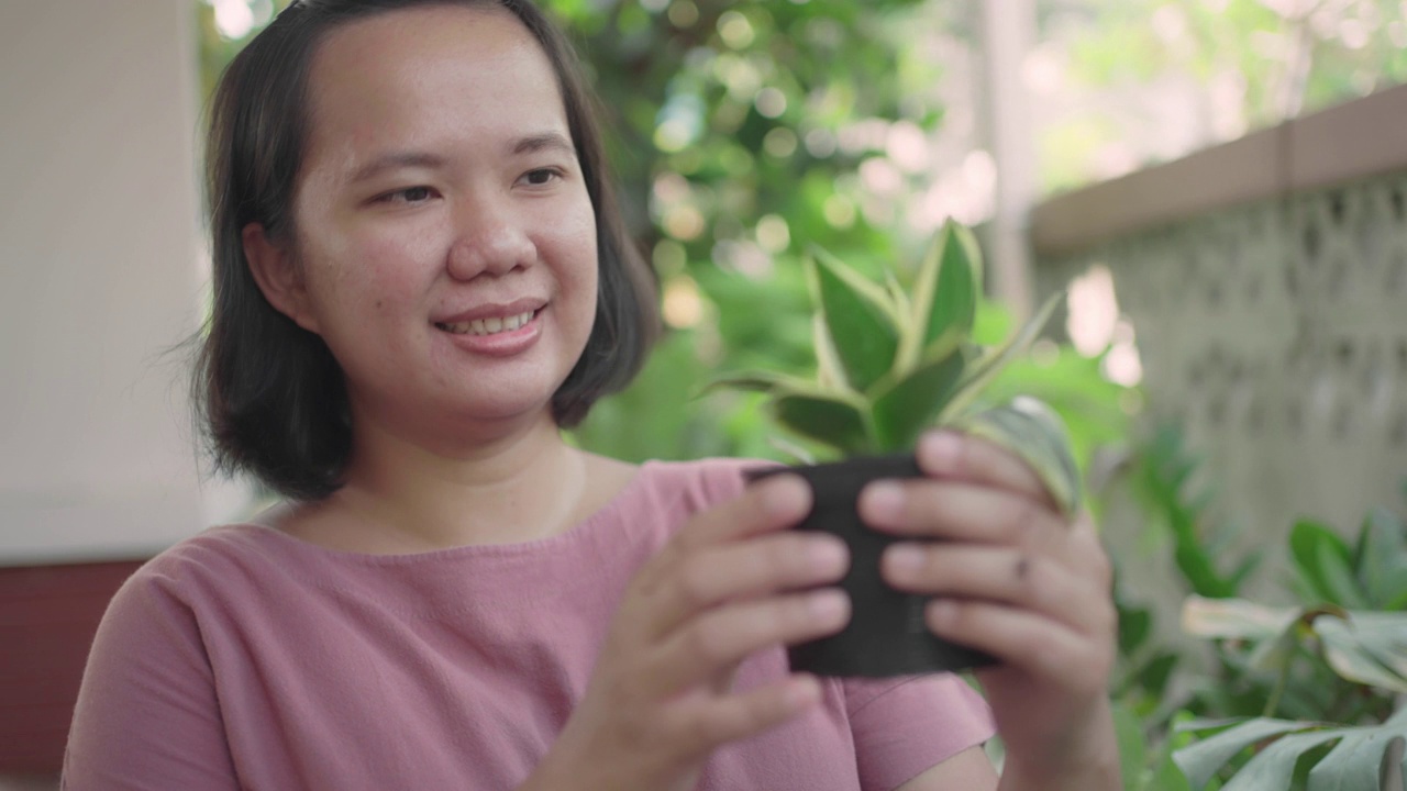 在家里用植物放松的女人视频素材