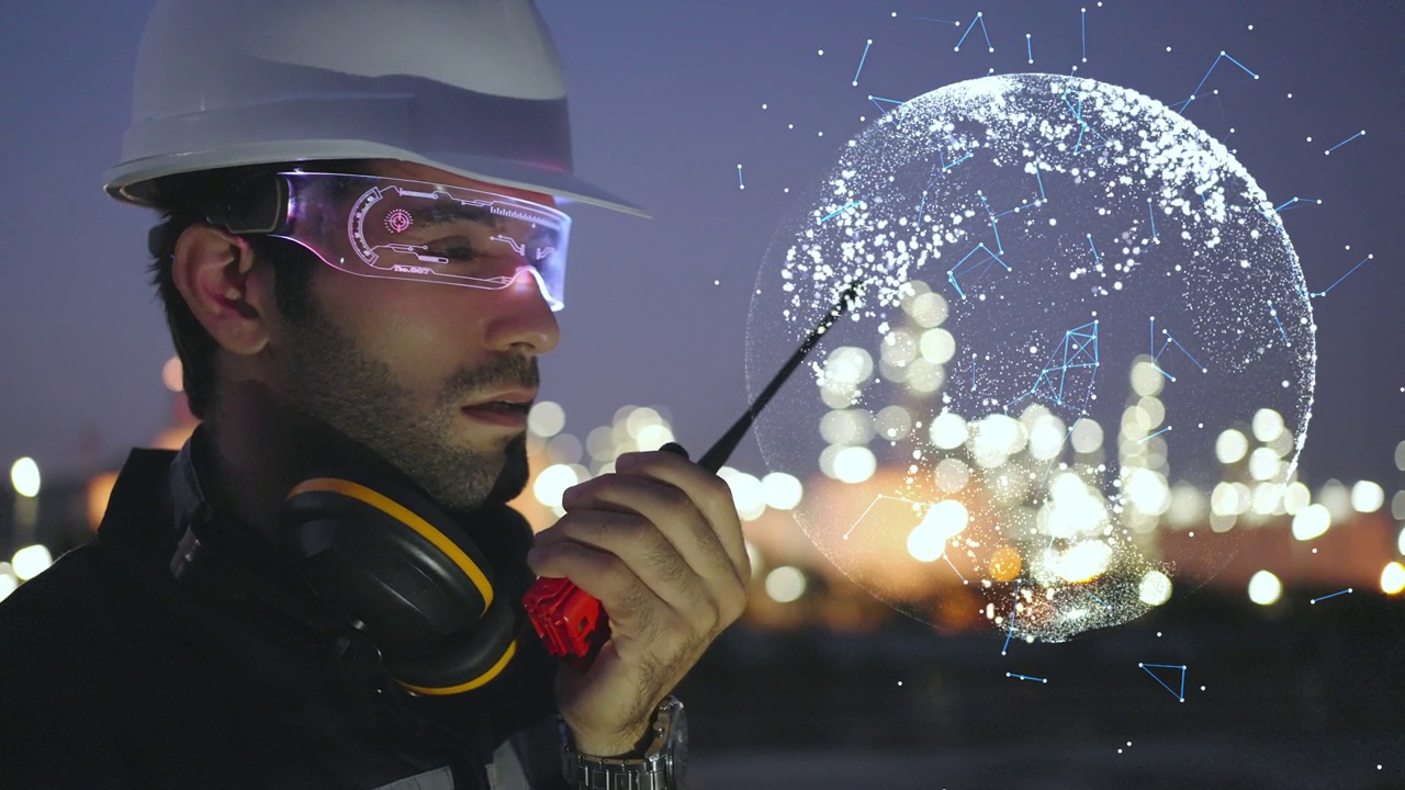 白种人或中东工程师戴着高科技人工智能眼镜或虚拟现实眼镜，使用对讲机检查炼油厂的状况。动态图形世界连接通信概念。视频下载