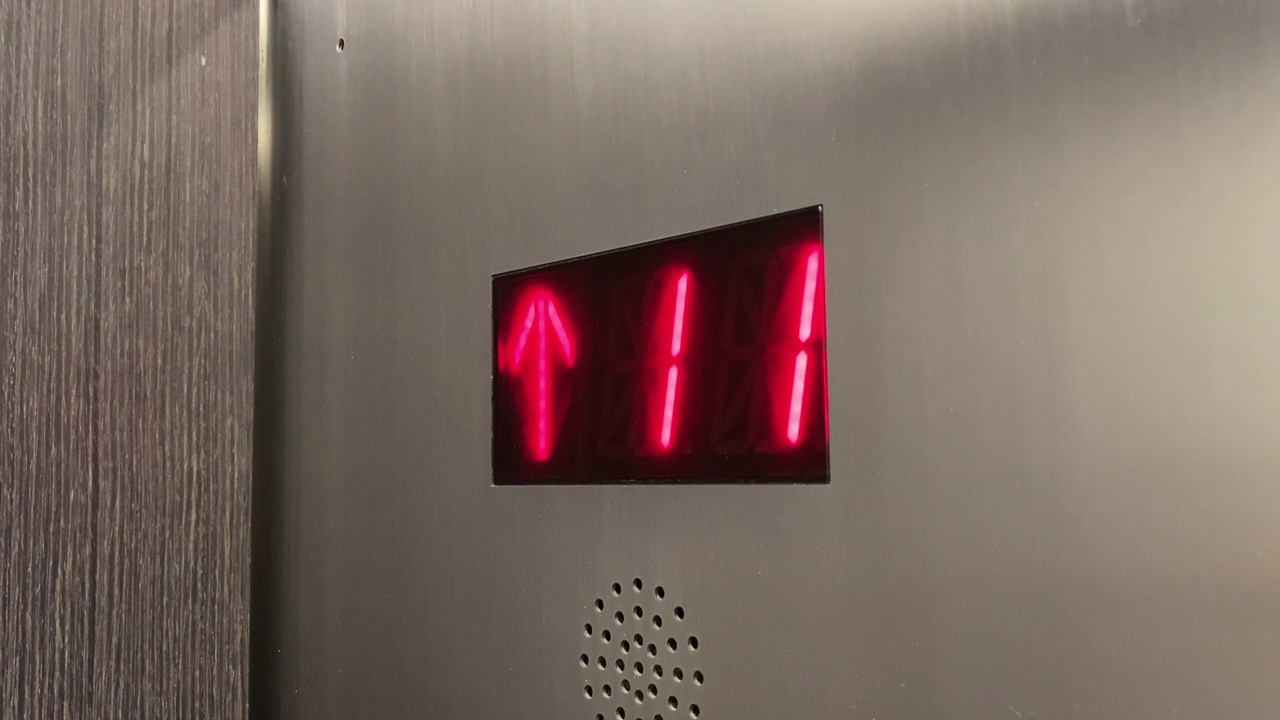 乘电梯上去视频下载