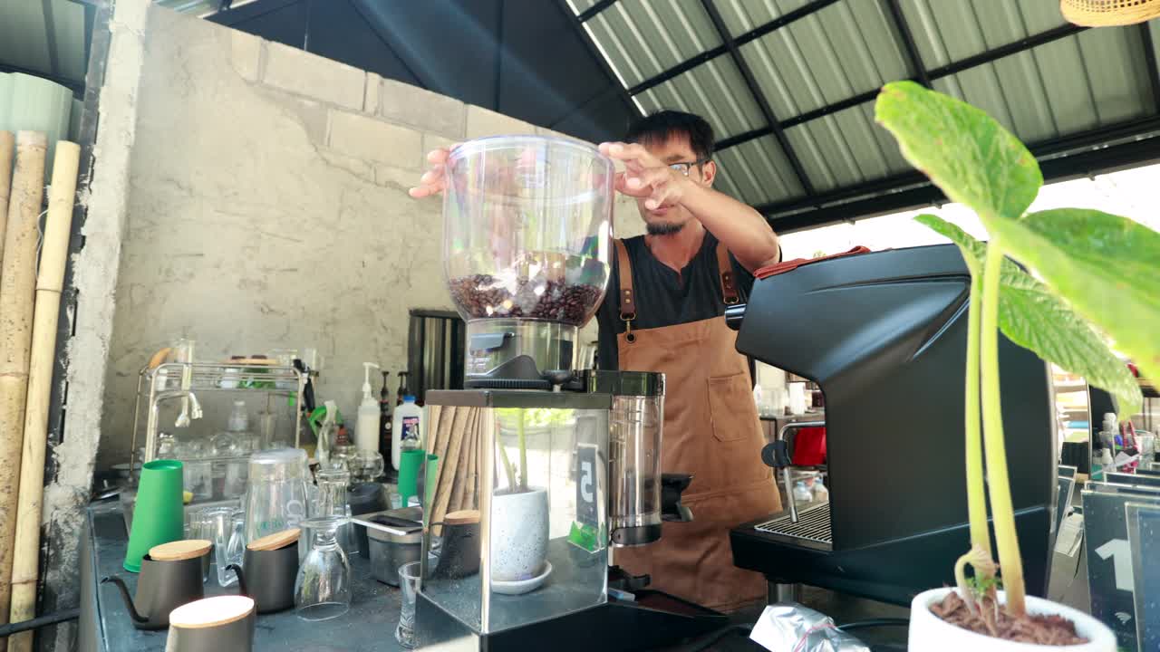 一位亚洲咖啡师在咖啡店里为顾客煮咖啡视频下载