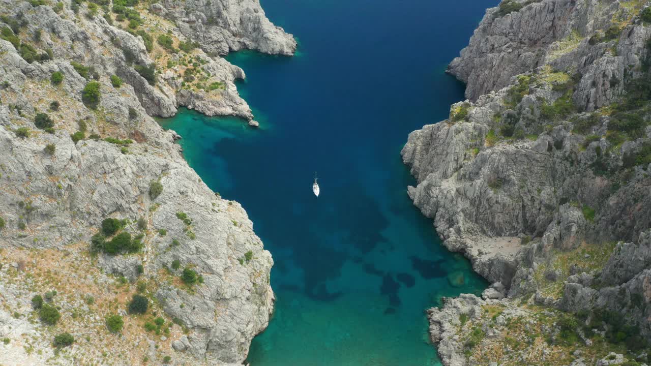 土耳其岩石海岸附近的游艇鸟瞰图。游艇，海上豪华度假视频下载